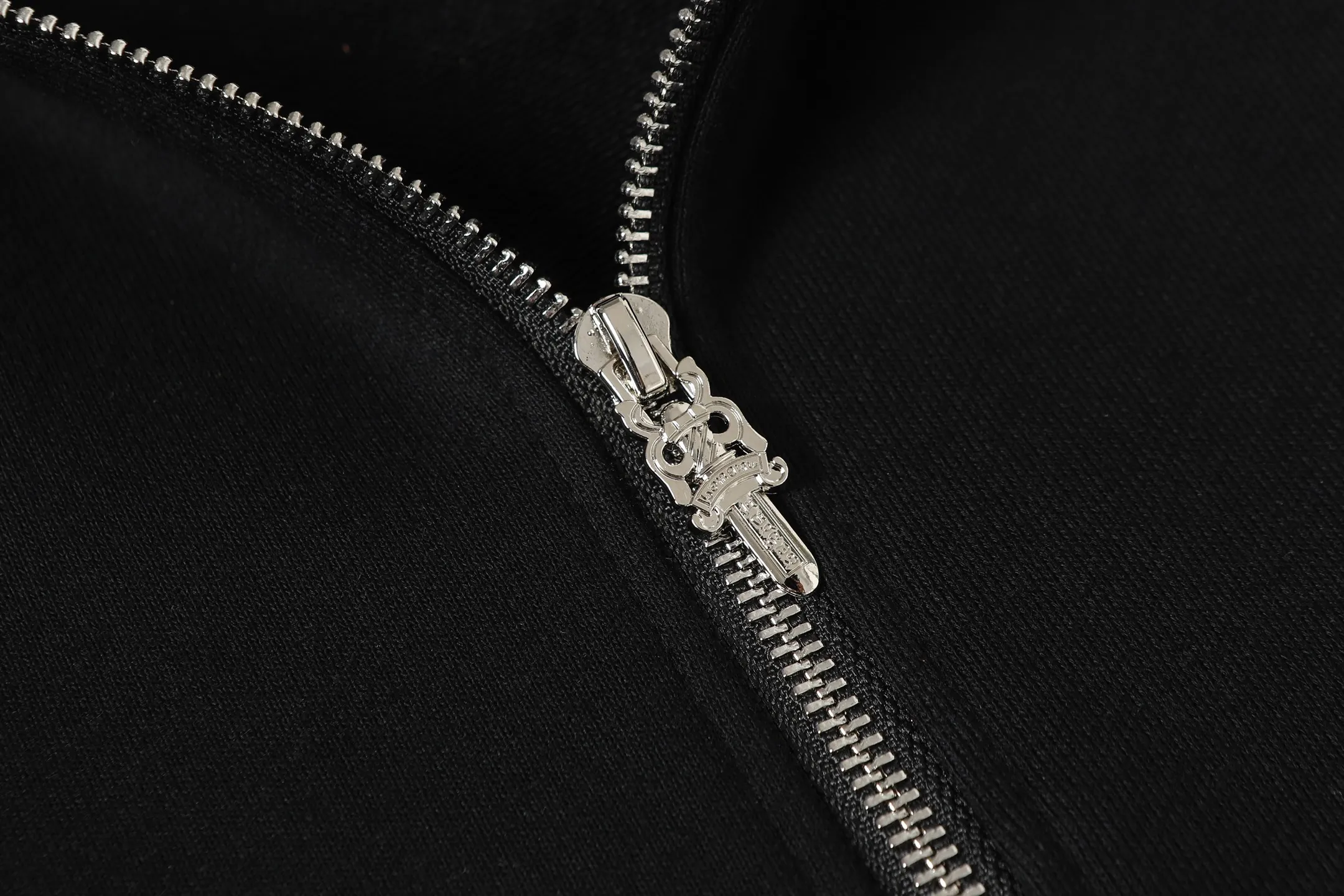 P250 K01 cross-border model, please do not place an order if you pursue quality - Chrome Hearts/Chrome Hearts Big Sword🗡️ Printed zipper sweatshirt cardigan jacket - High weight, high density and high quality. The wool is soft, delicate and skin-friendly. Soft and silky to the touch. Warmth and skin-friendly. - Custom-woven and dyed with no color difference. No matter the fabric or workmanship details, it beats the ordinary version on the market. - Hardware zipper accessories are all customized, full of details - Color: black -Size: S M L XL